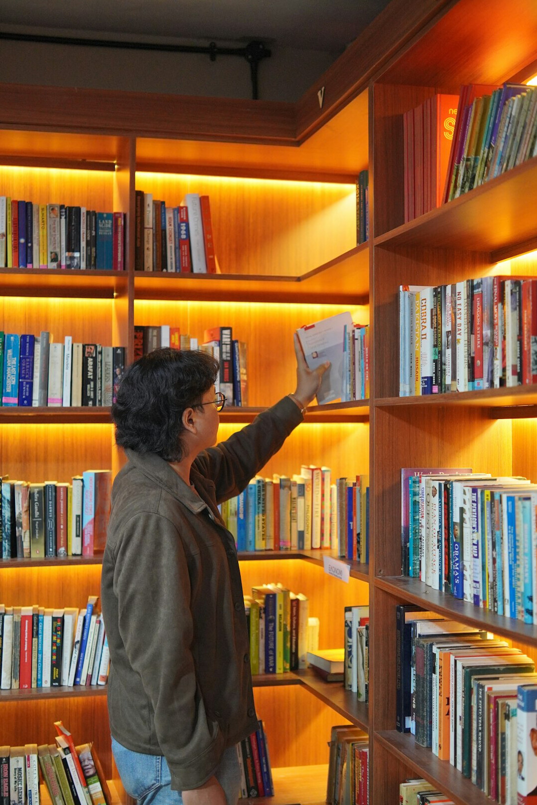 People discussing books in a library setting