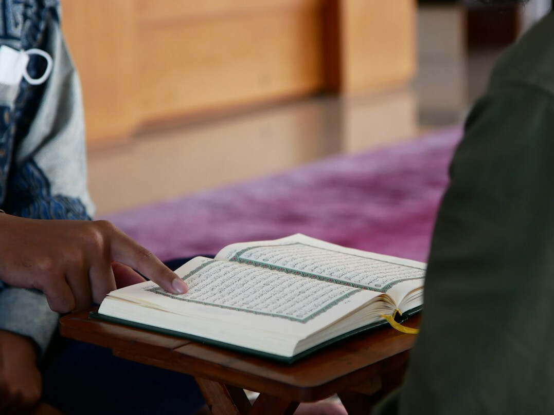 Two people in a mentoring conversation with notebooks